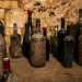 ...si trovano bottiglie di vino invecchiate e sigillate con la ceralacca...
